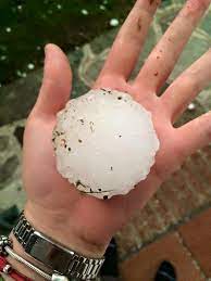 Isolati temporali sugli appennini, soleggiato altrove. Impressionante Grandinata In Piemonte Ieri 7 Maggio Chicchi Enormi Foto
