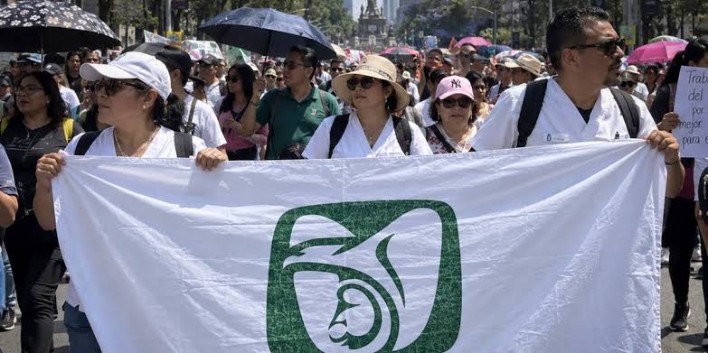Trabajadores del IMSS mantienen protestas por salarios, personal e insumos médicos