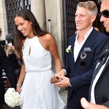 Facebook gives people the power to share and makes the world more open and connected. Unglaublich Das Hat Ana Ivanovics Brautkleid Bei Hochzeit Mit Schweini Gekostet Fussball