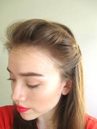 Our beloved bobby pins have been a tried and true favorite hair accessory since we were kids. 5 Cute And Easy Bobby Pin Hairstyles Using Fewer Than 5 Bobby Pins