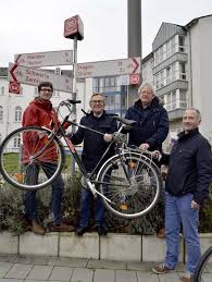 Medienarchiv Radeln Nach Zahlen Alle Meldungen Medienarchiv E Mail Abo Radeln Nach Zahlen Am Knotenpunkt Stadtbahnhof Erlauterten V L Stadtmarketingleiter Martin Busskamp Burgermeister Dr Peter Paul Ahrens Sowie Bernd Schlunder