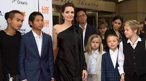 Check spelling or type a new query. Brad Pitt Und Angelina Jolie Einigen Sich Was Mit Ihren Sechs Kindern Passiert Stars