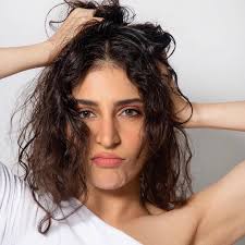 After being brutally murdered by her half-sister, deadly assassin Emelia  Flores wakes up in another woman's body. Due to the power of her jade  pendant necklace, she was given a second chance