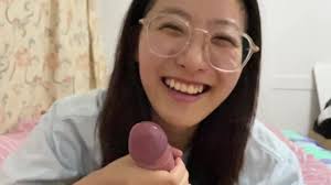 极品反差婊眼镜妹就是骚，超神颜值，轻素颜无美颜纯天然，乐呵呵的吃吊然后口爆吞精- 91热爆