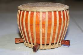 Kulit kompang biasanya diperbuat daripada kulit kambing betina, namun mutakhir ini, kulitnya juga diperbuat dari kulit lembu, kerbau malah getah sintetik. 9 Alat Musik Riau Lengkap Gambar Sejarah Dan Penggunaanya