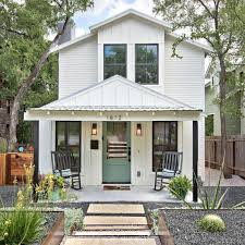 Benjamin Moore Azores Is Door Color Love How The Second Story Makes This Into A Chic Cottage Http Amzn To 2t2pesa Maison Architecte