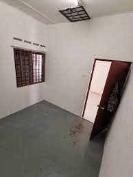 Dilengkapi tv, astro, pemanas air(kettle), peti ais, tv(astro), kipas angin, 1 set bilik tidur di bilik utama, 1 katil queen di bilik ke dua, set meja makan, set tempat duduk di ruang tamu. Rumah Sewa Ulu Tiram Home Furniture Others On Carousell