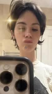 Gracie Abrams Hair Cut Round Face