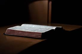 Foto De Livro Mesa De Leitura Da Biblia Quarto Escuro Imagem Gratis Uso Livre 100027075
