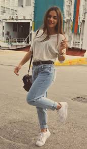 All Black Air Forces Outfit Jean Taille Haute T Shirt Blanc Sneakers Blanche Fashion Mom Jeans Outfit Clothes