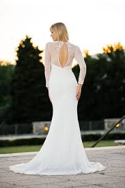 Check spelling or type a new query. Brautkleid Mit Armeln Und Aussergewohnlichem Rucken Unsere Lynn Ist Figurbetont Und Echt Oh La La Brautmode Brautkleid Brautkleid Armellos