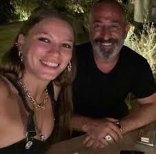 23 nisan 1973 tarihinde i̇stanbul'da doğdu. Serenay Sarikaya Sevgilisi Cem Yilmaz I Opmeye Doyamadi Serenay Sarikaya Ile Cem Yilmaz In Teknede Romantik Anlari Son Dakika Haberler