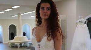 Neben klassischen brautkleidern finden sich kurze brautkleider und leichte chiffonhochzeitskleider in unserer festlichen damenabteilung. Brautkleider Trends 2019 Von Enzoani Bei Laue Festgarderobe Youtube