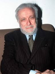 Luciano De Crescenzo aveva una barca”, racconta Arbore “e con questa barca  andavamo io lui e tutti gli altri della nostra comitiva a fare il bagno a  Cala Rio, a Capri. A