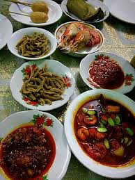 Atau jika hari kerja setidaknya ada 2 kali waktu makan bersama di meja makan, yaitu pagi dan malam. Menu Yang Disajikan Di Meja Foto Rumah Makan Pindang Musi Rawas Palembang Tripadvisor