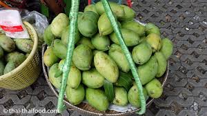 Intensiver duft gibt auf leichten druck nach pralles fruchtfleisch am stielansatz Thai Mango Ma Muang à¸¡à¸°à¸¡ à¸§à¸‡ Thailandische Mangosorten