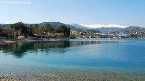 Ο μητροπολιτικός ναός είναι αφιερωμένος στη κοίμηση της θεοτόκου και η ιστορία του μετρά. Aigio