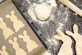 Meine tochter ist vor kurzem zwei jahre alt geworden und wie vermutlich die meisten eltern achte ich darauf, dass sie nicht zu viel zucker zu sich nimmt. Osterhasen Backen Mit Kindern 4 Einfache Und Leckere Rezepte