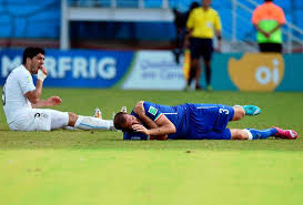 Suarez ist einer der besten spieler der welt. Uruguay Beisst Sich Ins Achtelfinale Italien Ist Raus Fussball Wm Badische Zeitung
