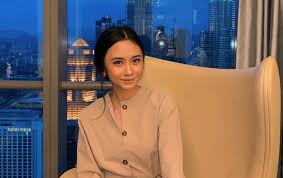 Rosnaida dan adham membuat keputusan untuk berkahwin satu sama lain tanpa persetujuan keluarga mereka, menyebabkan bangk. Tonton