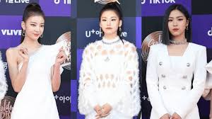 Não é possível tocar este vídeo no seu navegador. Itzy Rocked Their Golden Disc Awards Debut Wearing These Outfits Inkistyle
