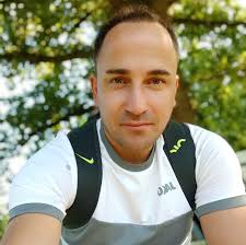 Двоє зовсім юних захопленими очима дивляться на натовп, через який до  театру Франка навіть не підступитися: