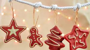 Just be sure to pick the right size of nail to sink into the wood and leave enough space between the nails for several layers of embroidery thread or string. Simple Christmas Decorations 25 Easy Diy Christmas Decorations