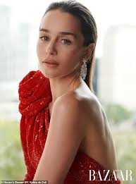 Emilia Clarke pour Harper's Bazaar UK décembre/janvier 2023 photographiée  par Betina Du Toit : r/whatthefrockk