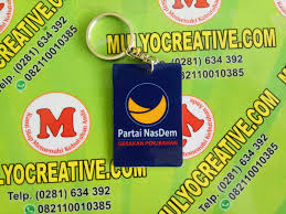 Gantungan kunci merupakan media atau alat untuk menggantungkan kunci, terbuat dari kayu, logam, plastik atau dengan berbagai macam bentuk yang lain yang mempunyai fungsi yang sama , tempat untuk menggatungkan, menyangkutkan kunci. Jual Gantungan Kunci Untuk Kampanye Pesan Sabuk Sekolah Piala Lencana Pin Resi Lycal Emblem Perlengkapan Sekolah Plat Kuningan Plat Stainless Evolet Bordir Sekolah Pin Kuningan Plakat Akrilik Fiber Kayu Plat Komunitas