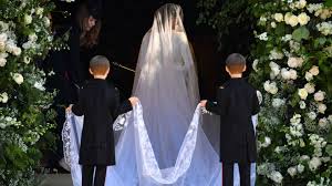 تعرضت دوقة ساسكس ميغان ماركل meghan markle للنقد، على إثر إطلالتها الأخيرة التي ظهرت بها في حفل زفاف سيليا ماكوركودال ابنة شقيقة أطلت ميغان ماركل مع الأمير هاري prince harry بفستان منقوش من الزهور الكبيرة، من اللوني الأبيض والأزرق حمل توقيع بيت أزياء. ØªØ¹Ø± ÙÙˆØ§ Ø¥Ù„Ù‰ ØªÙØ§ØµÙŠÙ„ ÙØ³ØªØ§Ù† Ø²ÙØ§Ù Ø¯ÙˆÙ‚Ø© Ø³Ø§Ø³ÙƒØ³ Ù…ÙŠØºØ§Ù† Ù…Ø§Ø±ÙƒÙ„ Cnn Arabic