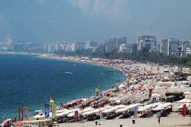 Towering over the west side of antalya, tunek tepe is a huge hill which offers impressive views over the city, the gulf of antalya, and the coastline snaking its way off into the distance. Tourists Locals Head To Beaches As Temperature Hits High In Antalya Daily Sabah