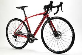 ドイツに拠点を構える総合自転車ブランドのコラテック エントリーアルミロードとして定番となっている dolomiti にディスクブレーキモデルが 日本オリジナルのクロス バイク shape にはワイドタイヤを装備した650bモデルが新登場した コラテック dolomiti di