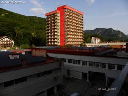 Hotelul ofera spre cazare 200 camere duble (dotate cu baie cu dus, telefon, minibar si tv cablu), 2 apartamente (baie cu dus, living, dormitor, telefon, minibar, tv si. Cozia Hotel Complex Cozia CÄciulata CÄlimÄnesti CÄciulata Impresii PÄreri RecomandÄri Cozia Hotel Complex Cozia CÄciulata Amfostacolo Amfostacolo
