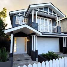 We Are Seeing A Lot Of Grey And White Houses Lately Aren T We Yes We Love Them For The Simplicity An Weatherboard House Hamptons House Exterior House Colors