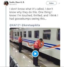 Palangkereta #keretaapi hallo gaes.kali ini kita buat animasi palang pintu kereta api aneh 2 lho jangan lupa. Heboh Petugas Kereta Api Tundukkan Kepala Di Peron Stasiun