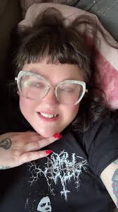 its like, baby i am literally old enough to be your mother. I know what  poster girl is 😂 #applebees