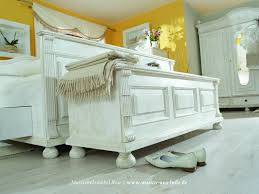 Romantik Pur Die Truhe Im Landhausstil Ist Zu Schon Um Sich Zu Verstecken Sie Wird Im Flur Als Wunderschoner Hinguck Landhaus Mobel Bett Lagerung Haus Deko