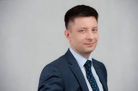 Poseł długą, mądrze brzmiącą tyradą próbował bronić polityki zagranicznej prawa i sprawiedliwości. Michal Dworczyk Alchetron The Free Social Encyclopedia