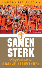 De oranje leeuwinnen kregen een eigen knvb logo op het shirt voor het ek 2017. Samen Sterk Het Geheim Van De Oranje Leeuwinnen Amazon Co Uk Postma Annemarie 9789045042275 Books