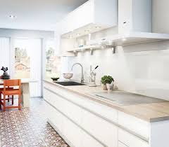 Aménagement d'une cuisine ouverte contemporaine en l avec un placard à porte plane, des portes de placard en bois sombre, un plan de travail en inox, une crédence blanche, un électroménager blanc, un îlot central, un sol gris et un plan de travail gris. Plan De Travail Cuisine 50 Idees De Materiaux Et Couleurs