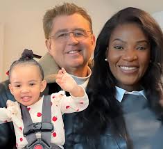 Didn't they say last week that mark and Jade were together 2 months. Either  way , jade is playing games. It's more like her meal ticket got away.