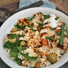 Couscous met feta is favoriet in 'n salade. Parelcouscous Salade Met Geroosterde Bloemkool En Kip Cookingdom