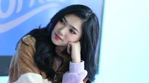 Jadi cara aku menyelamatkan diri aku dengan enggak baca comment dan tetap jalan terus, kata isyana seperti dikutip kompas.com dari kanal youtube enzy storia, selasa (8/6/2021). Jejak Rekam Si Cantik Isyana Sarasvati Penyanyi Terkenal Yang Pernah Jadi Guru Showbiz Liputan6 Com