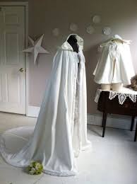 Acheter des chaussures de mariée bon marché! Hey J Ai Trouve Ce Super Article Sur Etsy Chez Https Www Etsy Com Fr Listing 104053812 Marieacutee Cape Velo Cape Mariee Robes De Mariee Hiver Cape Mariage