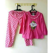 Jenis baju anak untuk tidur ini banyak model dan jenisnya, dari yang standar saja dengan paduan celana pendek dan lengan pendek. Anak Perempuan Baju Tidur Anak