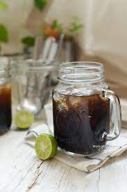 Resep es cincau yang ada dalam artikel kali ini bisa dijadikan menu takjil saat buka puasa di bulan ramadhan mendatang, lho! Grass Jelly Ice Es Cincau Sirup Pandan