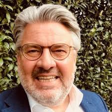 Trots op onze collega Ewald Van Hamersveld, die gister tijdens de  jaarlijkse M&A Awards de Lifetime Achievement Award heeft ontvangen voor  zijn werkzaamheden bij KPMG. Van harte gefeliciteerd!