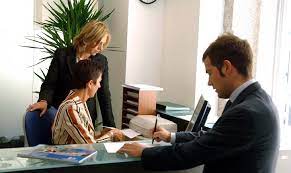 Stira ogni grinza, fai bene le pieghe alla camicia e non indossare abiti macchiati o strappati. Lavorare In Banca Come Funziona Contratto Regole E Leggi Attuali Businessonline It