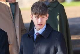 Aos 18 anos, sobrinho de Rei Charles III é destaque na mídia britânica por emprego ‘surpreendente’