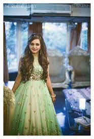 23:36 edt, 27 november 2018 This Gorgeous Soft Wavy Hairstyle With A Thin Pearl Band Is The Apt Hairstyle For The Princess Bride Hairstyles For Gowns Indian Hairstyles Princess Hairstyles